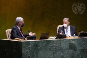 El secretario general António Guterres (derecha) habla con Volkan Bozkir, presidente del septuagésimo quinto período de sesiones de la Asamblea General de las Naciones Unidas, al comienzo de una reunión.